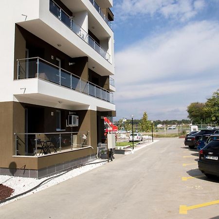 Airport Residence - 5 Mins From Airport Otopeni Bagian luar foto