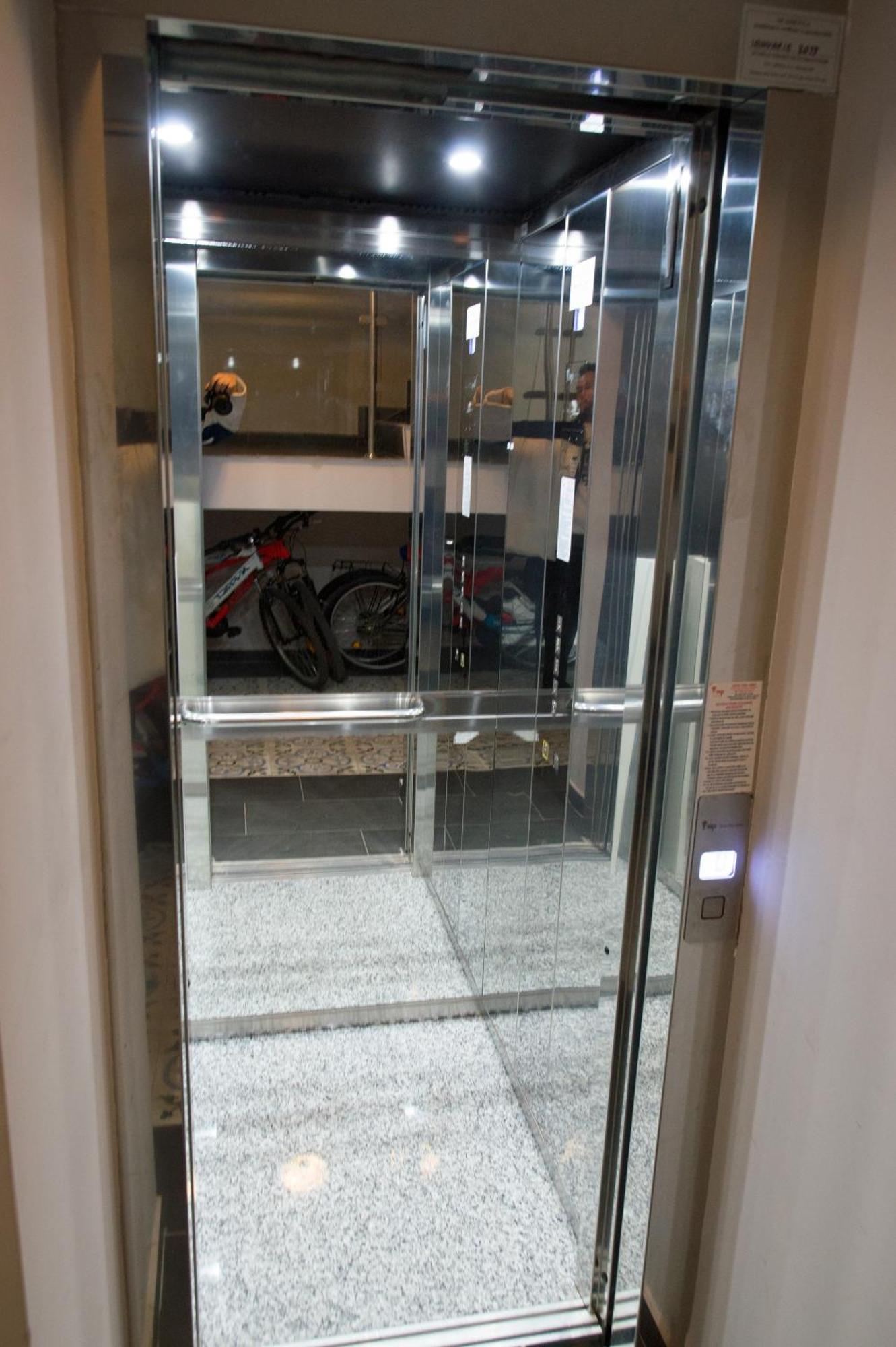Airport Residence - 5 Mins From Airport Otopeni Bagian luar foto