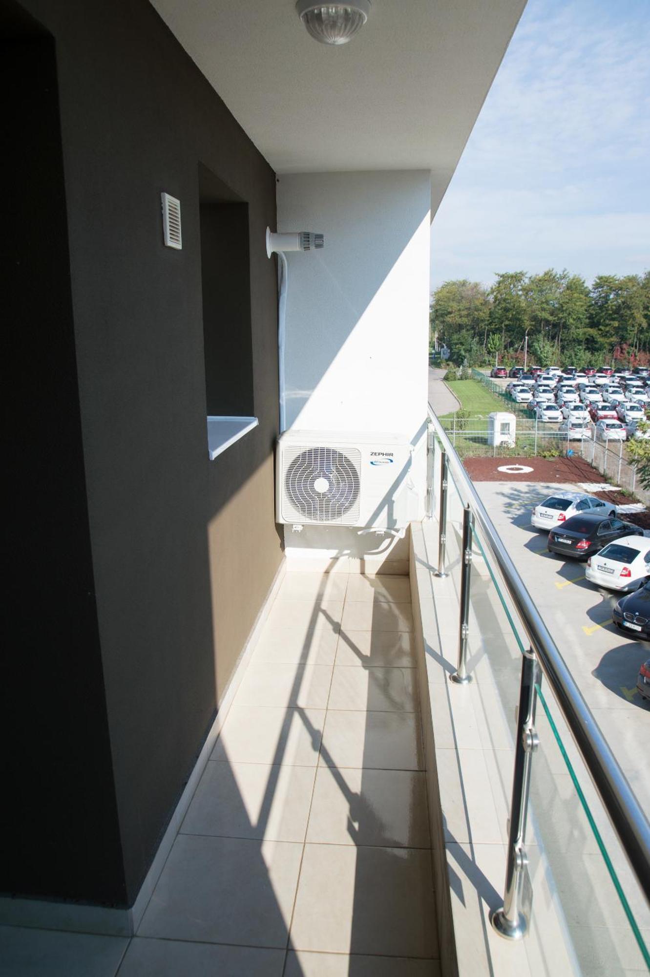 Airport Residence - 5 Mins From Airport Otopeni Bagian luar foto