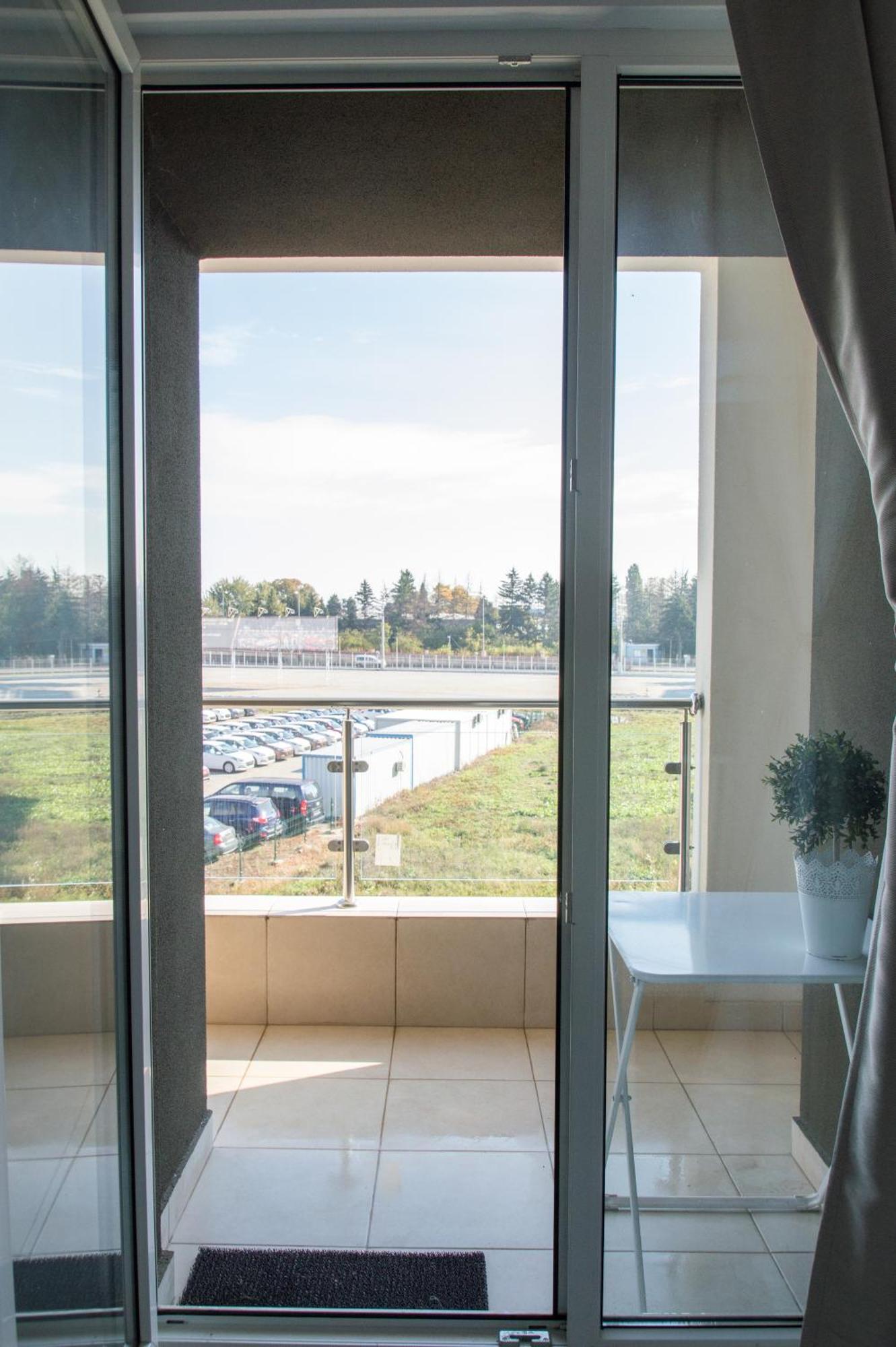 Airport Residence - 5 Mins From Airport Otopeni Bagian luar foto